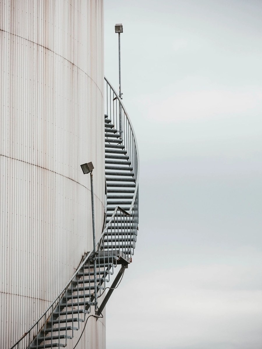 Bulk fuel storage tank and access stair